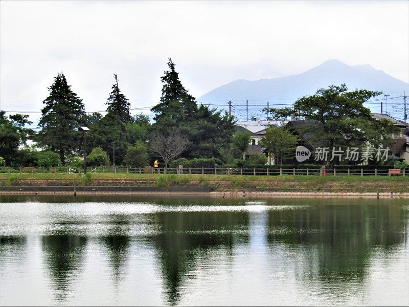 日本。8月。三沼湖和筑波山在阴天。