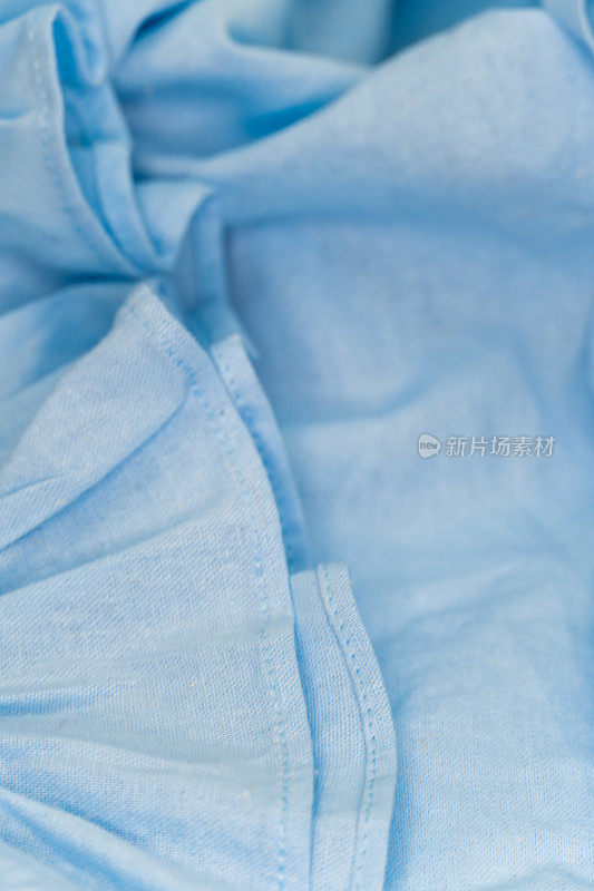 复古风格的浅蓝色衬衫。经典女性服装搭配蓝色复古元素