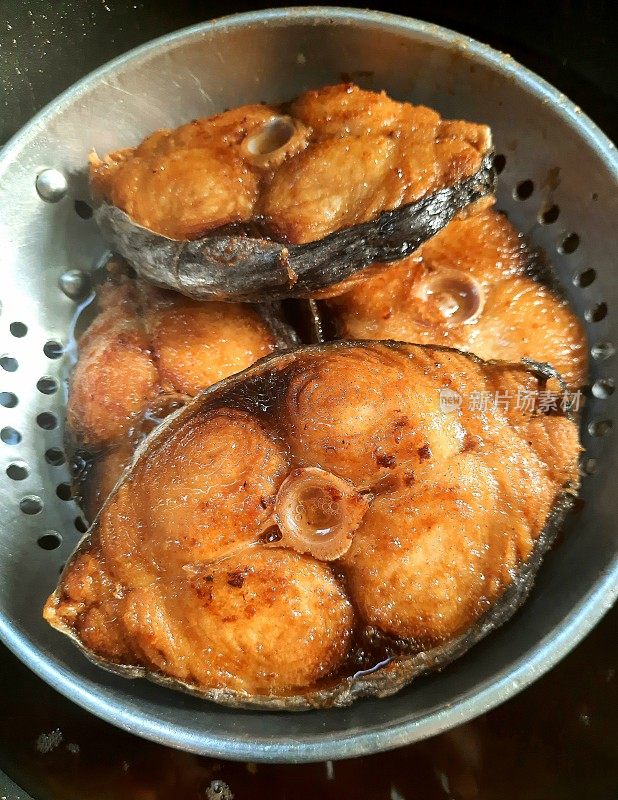 用滤锅和平底锅煎鲭鱼。