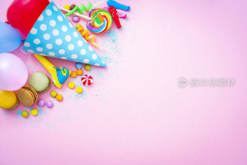 粉红色背景与派对或生日物品
