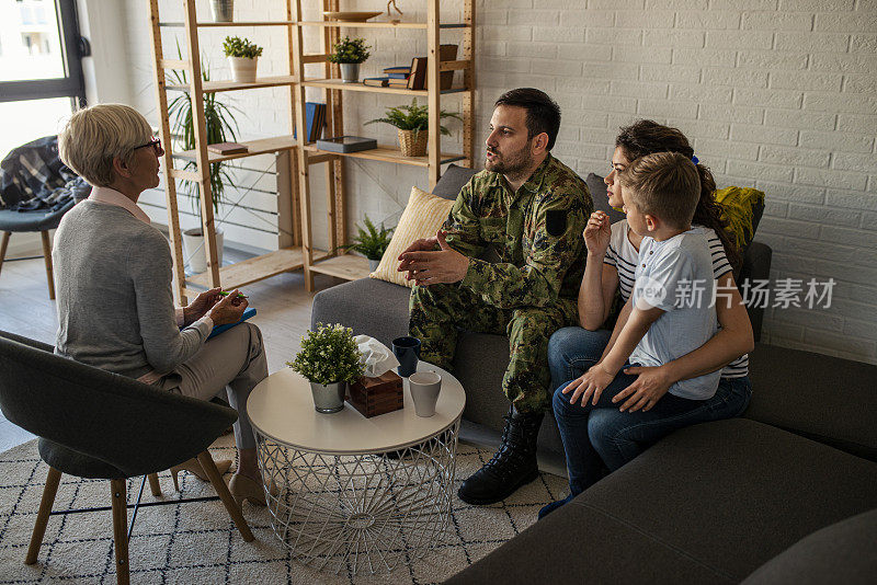 一个士兵和他的家人在心理治疗师的治疗过程中