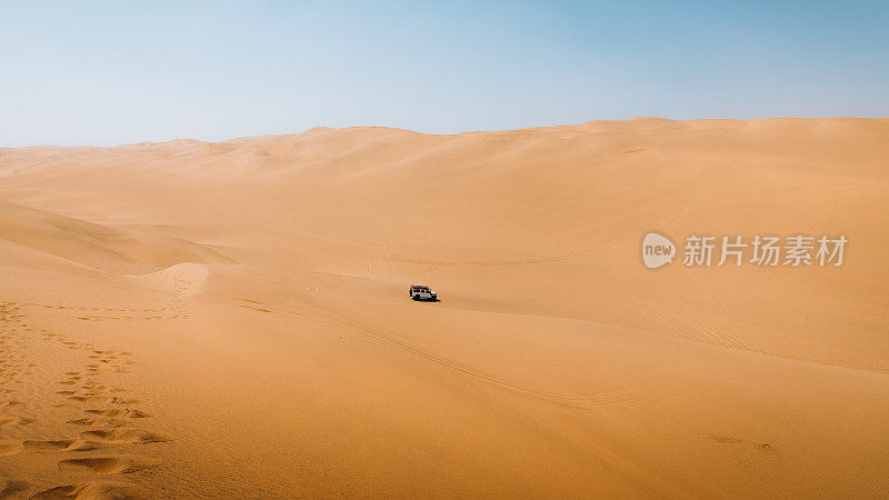 风景4X4汽车驾驶沙丘沿纳米比亚海岸