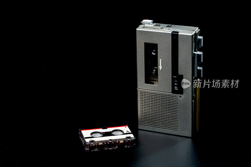 白色背景上的微盒式磁带。a面:盒式录音机是在90年代发明的。软焦点