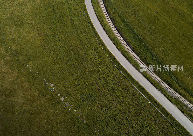 意大利南部莫吉亚的阿普利亚，绿色乡村的公路和铁路