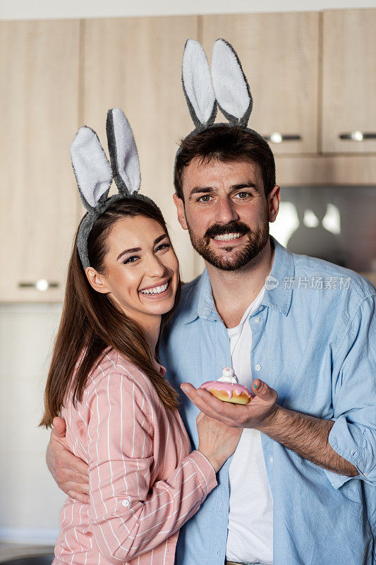 漂亮的年轻夫妇摆出复活节兔子耳朵的姿势