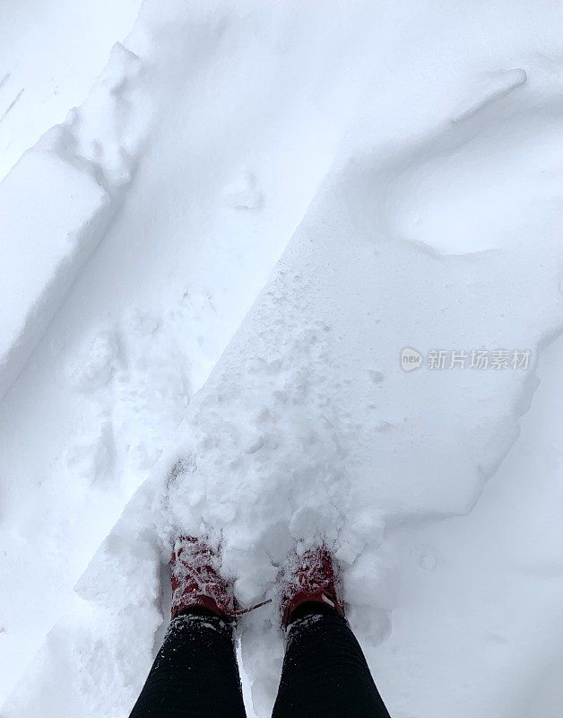 靴子在雪地