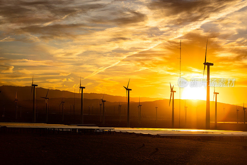 太阳电池板和风车的日出视图在棕榈泉加利福尼亚