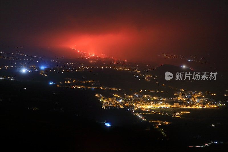 夜间的图像显示了从拉帕尔马火山喷发的熔岩流。