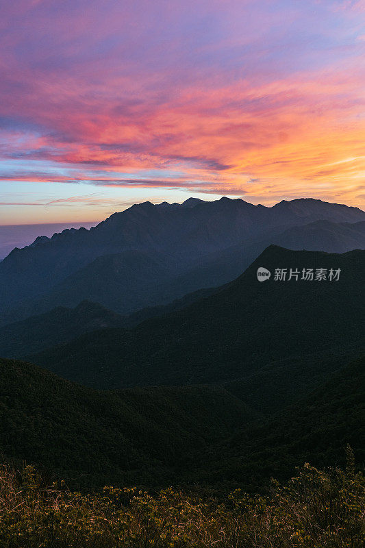 山间的夕阳