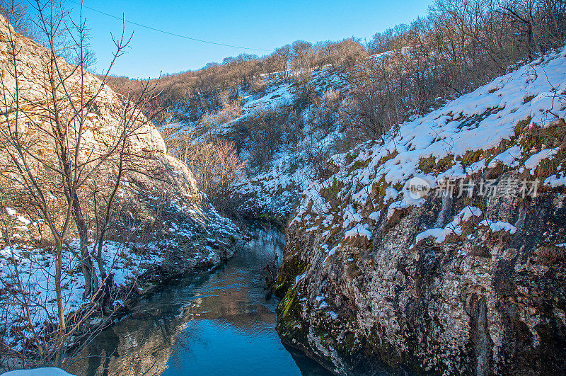 冬季山地景观，河流积雪和树木，最喜欢野餐的地方