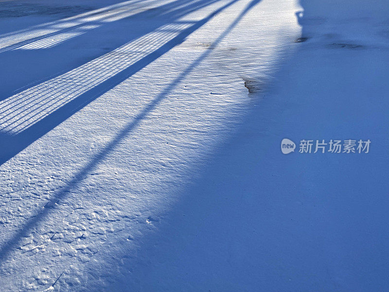 雪地上长长的影子