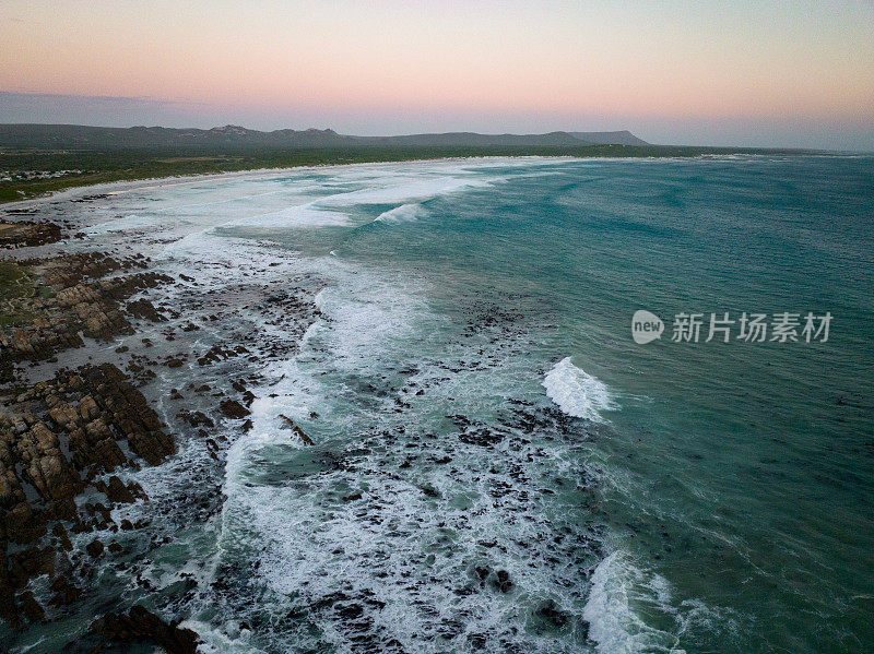 无人机在雄伟的海湾上空拍摄