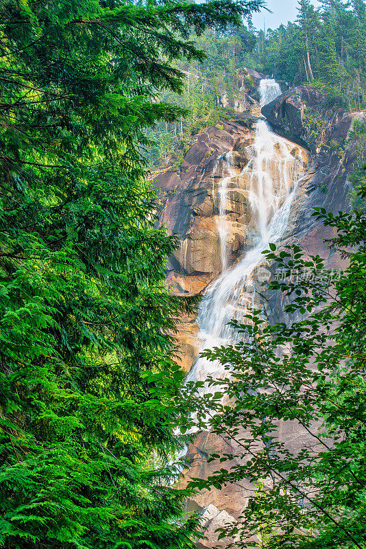 白兰地酒瀑布在白兰地酒瀑布省公园-不列颠哥伦比亚省，加拿大。