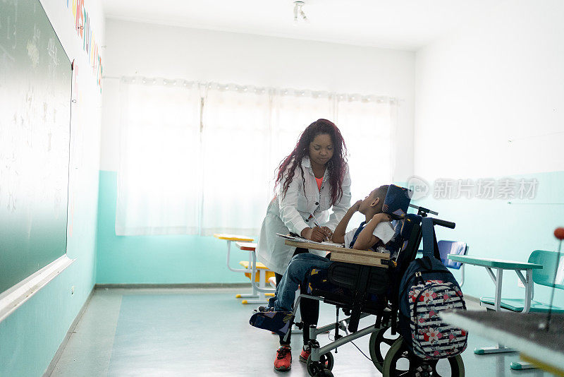 老师在教室里教一个有特殊需要的男孩