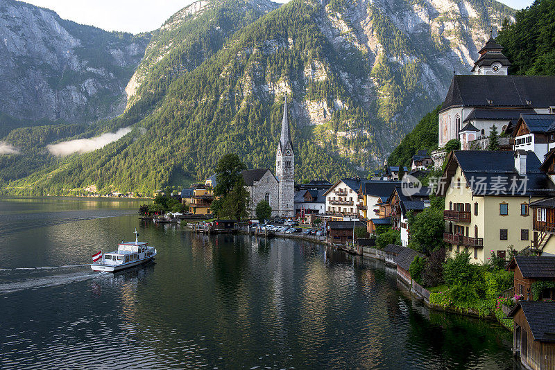 奥地利哈尔斯塔特，山与湖之间的风景如画的小镇