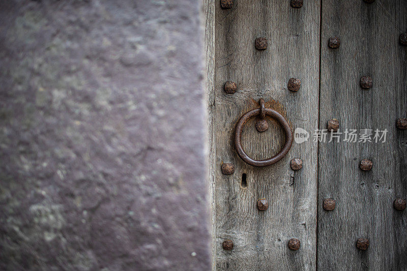 旧铁艺门一个旧木门上的拉手