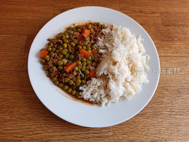 传统的绿色甜豌豆菜，胡萝卜，肉末和米饭肉饭在格拉斯哥，苏格兰，英国