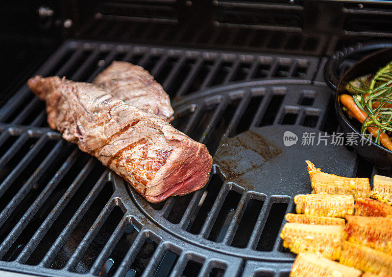 在烧烤架上烹饪牛肉或牛排