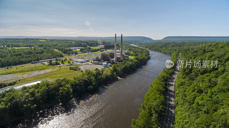 在一个阳光明媚的夏日，河岸上的热电厂，遥望特拉华水峡。位于美国宾夕法尼亚州的特拉华河，与美国新泽西州边境附近。