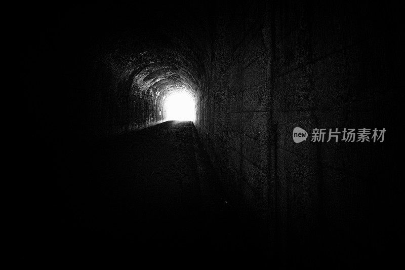 黑色隧道图像，单色