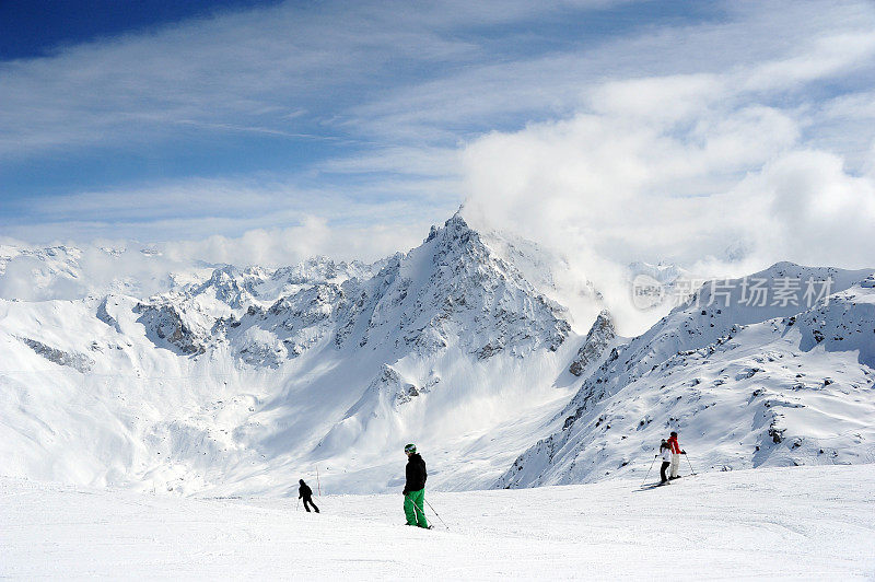 人们在法国阿尔卑斯山的滑雪坡道上滑雪