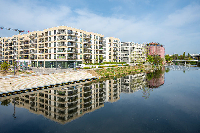 新现代住宅建筑在柏林市中心河边