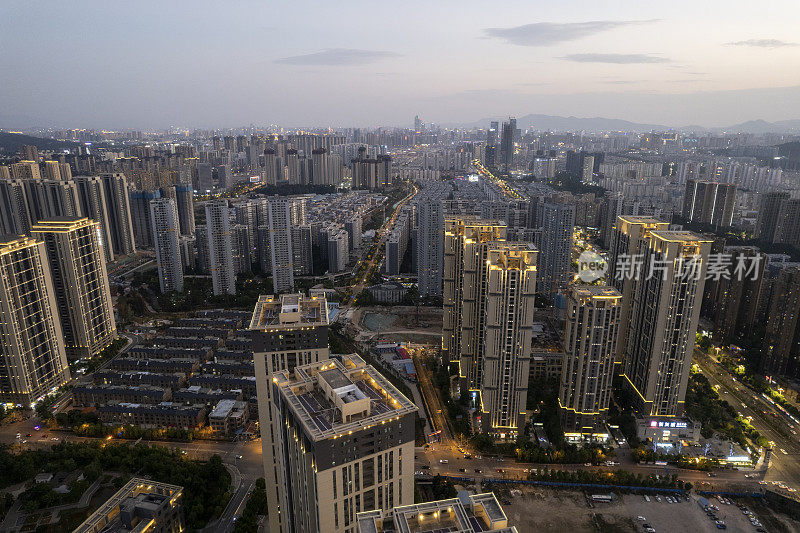 霓虹灯和车流在夕阳的照耀下穿过城市的街道