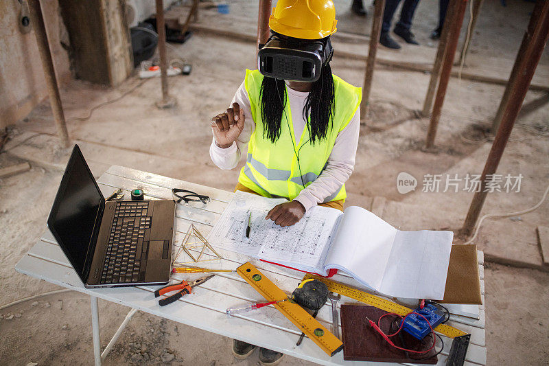 女建筑工地工人使用VR眼镜