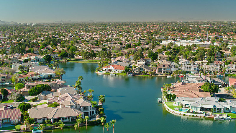 亚利桑那州吉尔伯特人工湖周围房屋的鸟瞰图