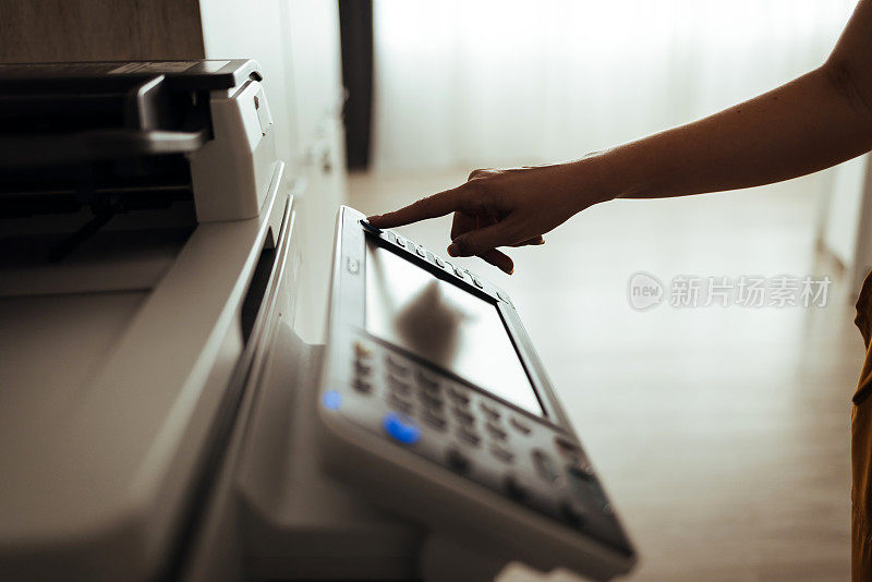 女商人在办公室用复印机复印