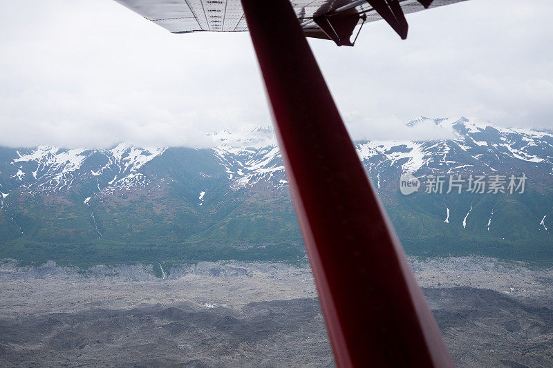 从德纳里国家公园的观光飞机上看到阿拉斯加美丽的山脉和冰川