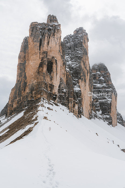 意大利阿尔卑斯山的多洛米茨特拉瓦雷多雪景