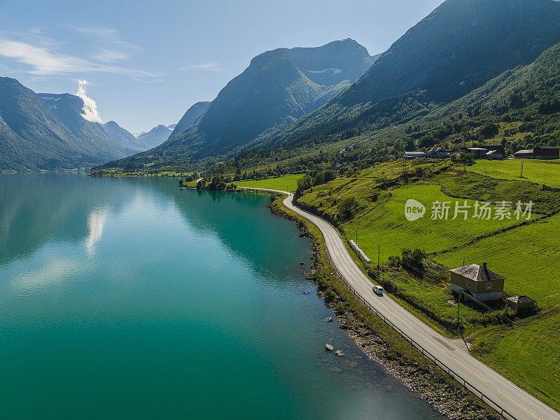 挪威绿松石湖附近公路上的汽车鸟瞰图