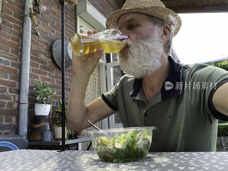 一位老人正在享用夏日午餐