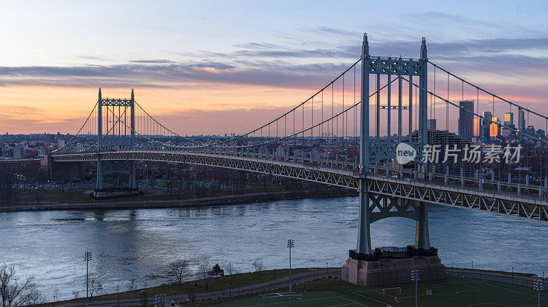 罗伯特·菲茨杰拉德·肯尼迪大桥在纽约皇后区阿斯托利亚和长岛市门前。