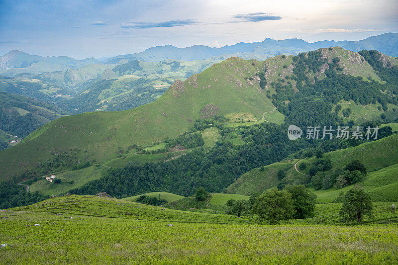 比利牛斯山脉的晨景