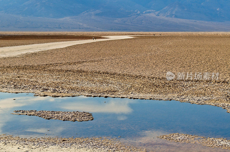 在北美海拔最低的死亡谷国家公园里的坏水盆地