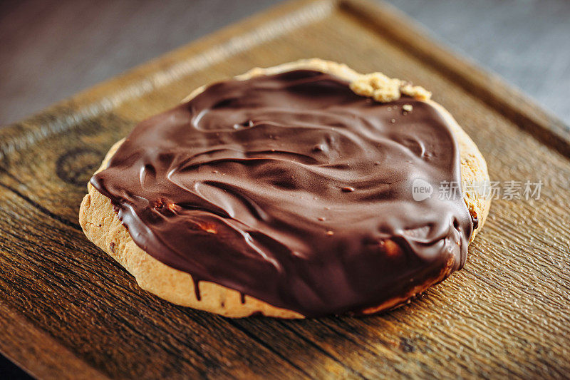 巧克力蘸自制饼干