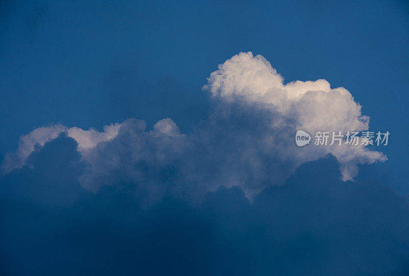 日落时的积雨云