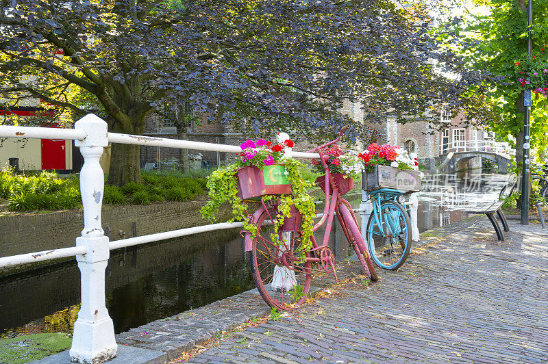 夏天Vrouwengracht的代尔夫特彩色自行车