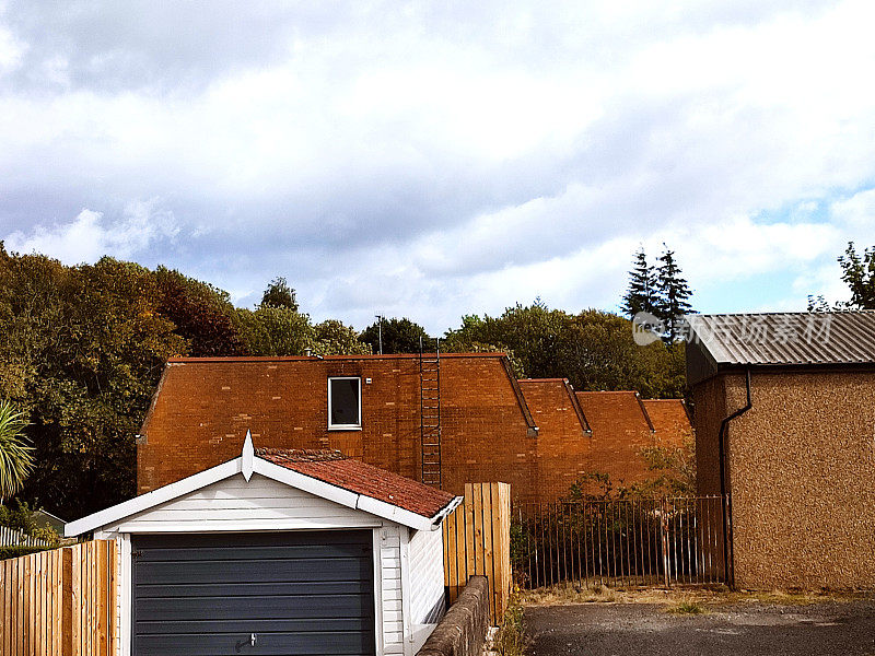 砖墙建筑和车库在格拉斯哥苏格兰英格兰英国街道