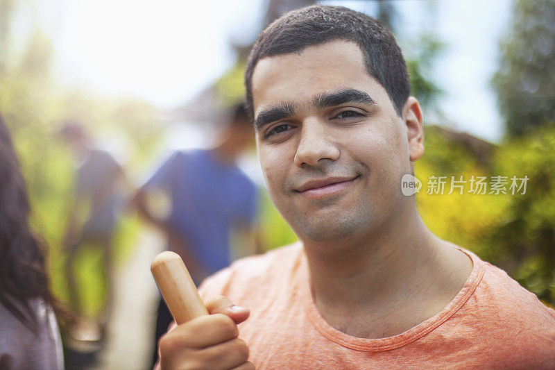 中东青年学生的肖像微笑与自豪的青年组织志愿者慈善工作人员一起清理当地社区社区花园公共公园区域在住宅区夏天