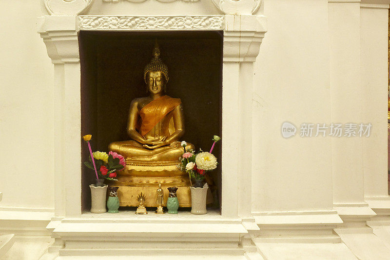 佛教寺庙里的金色佛像