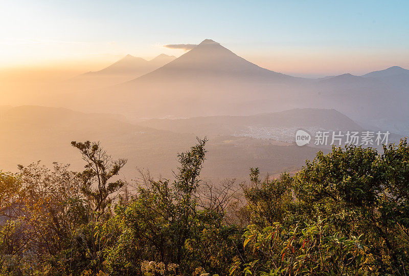 日落时分，危地马拉的阿卡特南戈火山和富埃戈火山