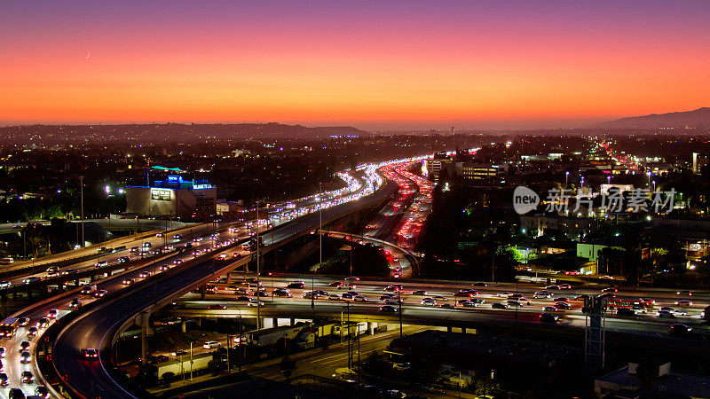 加利福尼亚州洛杉矶10号州际公路和110号公路上的交通黄昏-无人机拍摄