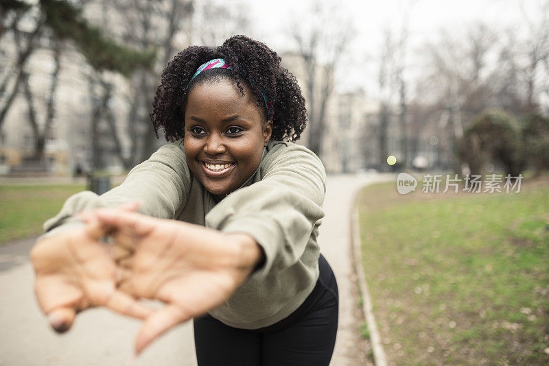 一个快乐的非洲女孩在户外锻炼的画像