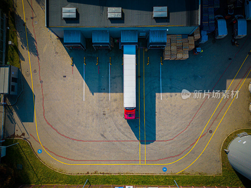 货仓鸟瞰图。从上面看工业城区物流中心。在物流中心装货的卡车鸟瞰图