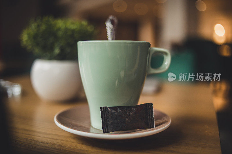 在餐馆的木桌上喝一杯茶