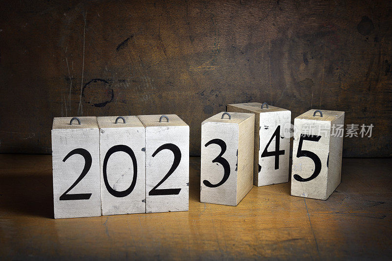 2023年，2024年，2025年用木块写在旧的旧木板的黑色背景上