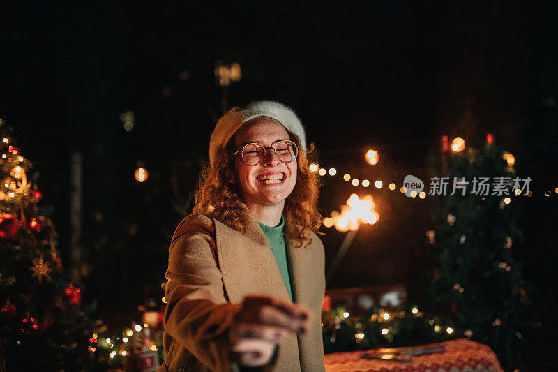 美丽的红发女人庆祝新年